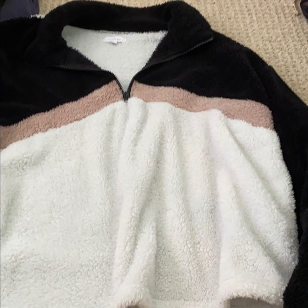 large colsie sherpa jacket with zipper and pockets